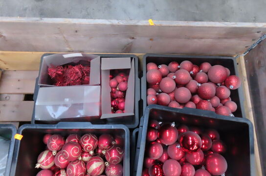 2 paller med julepynt