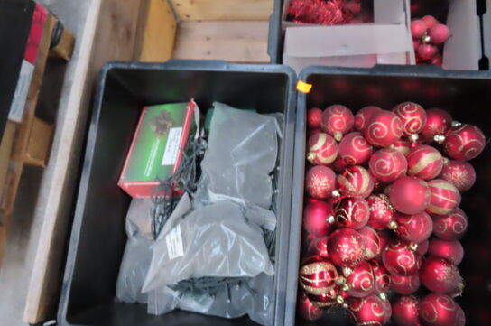 2 paller med julepynt