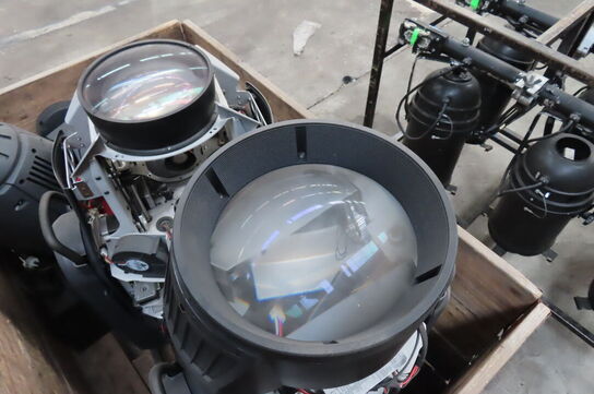 Palle med diverse reservedele til lys