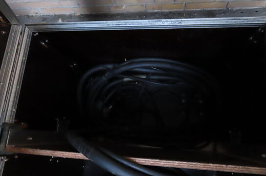 Flightcase med diverse kabler