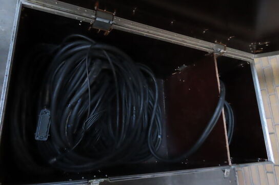 Flightcase med diverse kabler