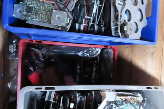 Palle med diverse reservedele til lys