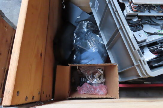 Palle med diverse reservedele til lys