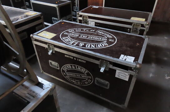 Flightcase med diverse kabler