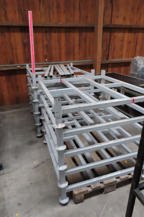 2 paller med jernstativer