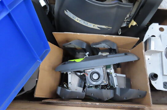 Palle med diverse reservedele til lys