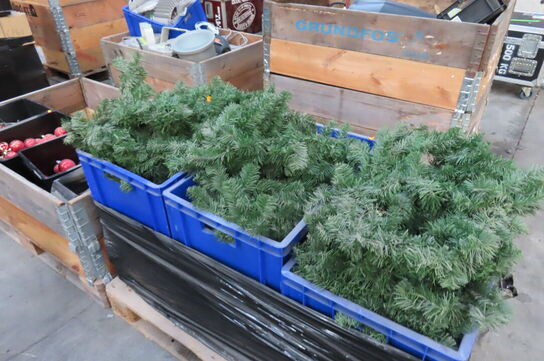 2 paller med julepynt