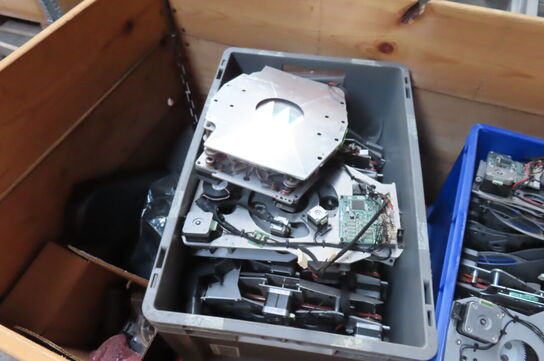 Palle med diverse reservedele til lys