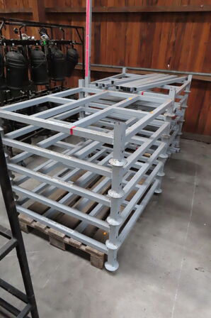 2 paller med jernstativer