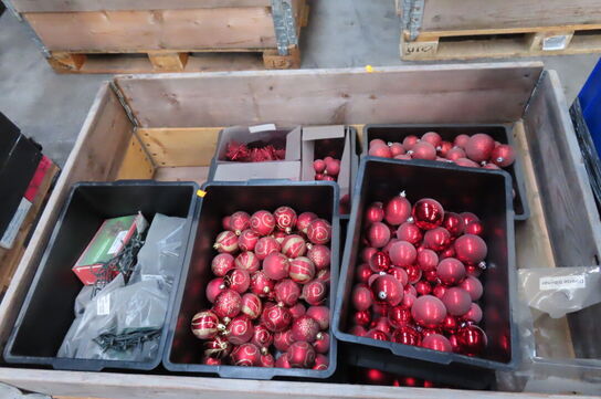 2 paller med julepynt