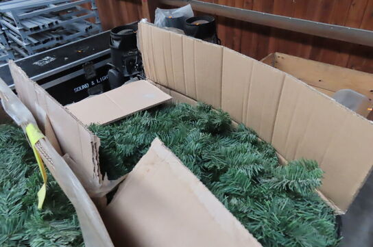 2 paller med julepynt