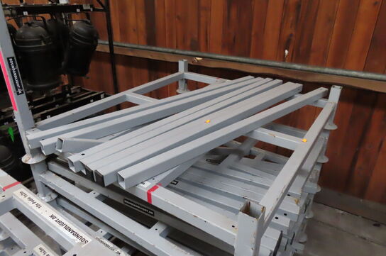 2 paller med jernstativer