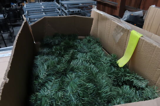 2 paller med julepynt