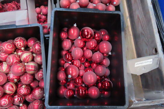 2 paller med julepynt