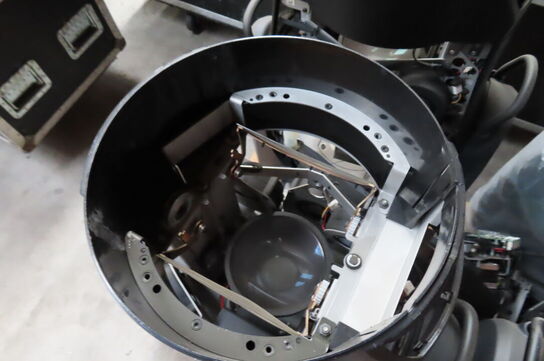 Palle med diverse reservedele til lys