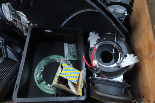 Palle med diverse reservedele til lys