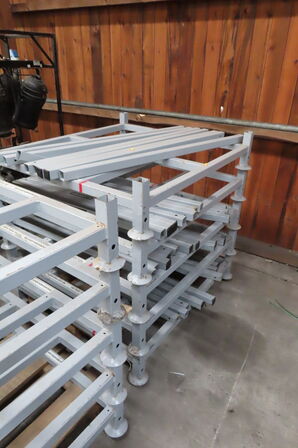 2 paller med jernstativer