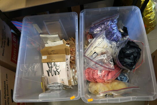 2 stk. kasser med div. Festtilbehør, balloner m.m.