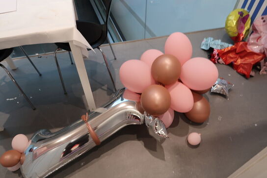 Bord med 2 stk. stole samt div. Balloner