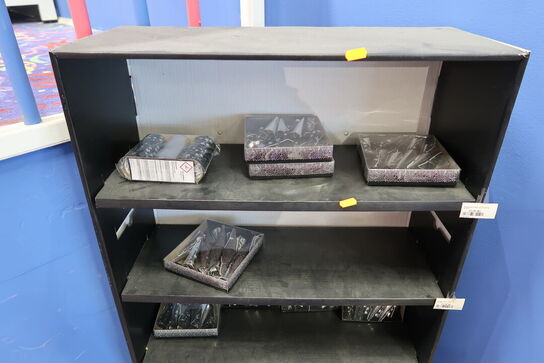 Reol med div. Festtilbehør