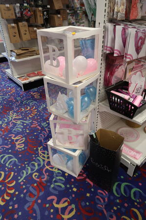 4 stk. kasser med balloner samt konfettirør