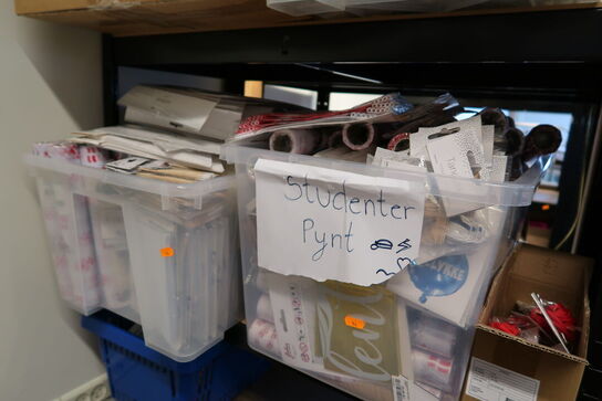 2 stk. lagerreoler med div. Festtilbehør m.m.