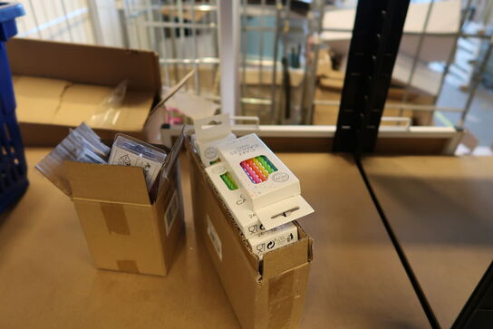 2 stk. lagerreoler med div. Festtilbehør m.m.