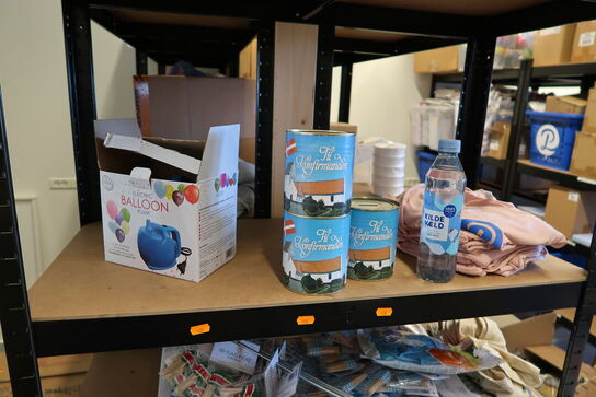 Lagerreol med div. Festtilbehør m.m.