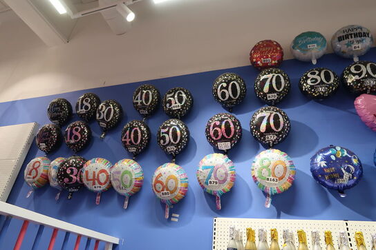 Alle balloner i butikken som er pustet op