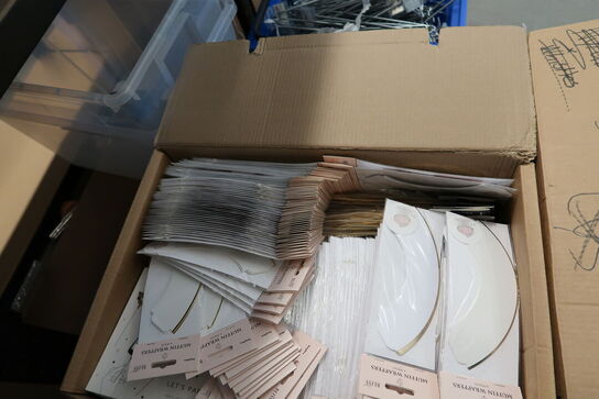 2 stk. kasser med div. Festtilbehør, balloner m.m.