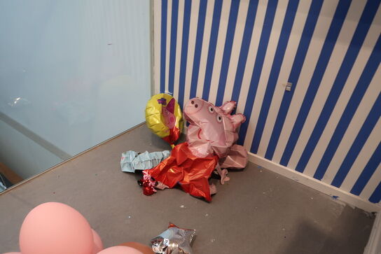 Bord med 2 stk. stole samt div. Balloner