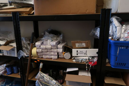 2 stk. lagerreoler med indhold