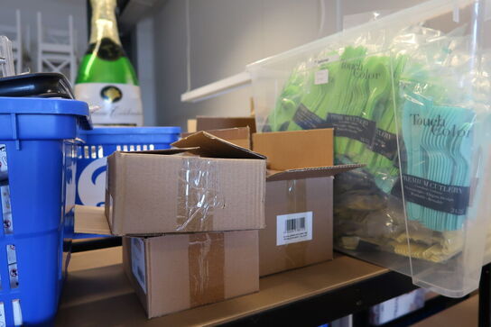 3 stk. lagerreoler med div. Festilbehør m.m.