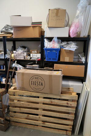 2 stk. lagerreoler med indhold