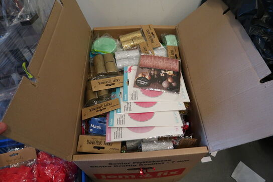 2 stk. kasser med div. Festtilbehør, balloner m.m.