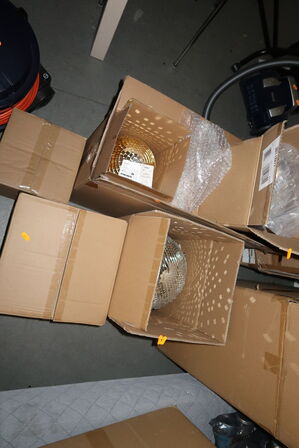 12 stk. diskokugler i forskelligestørrelser, mundbind m.m.