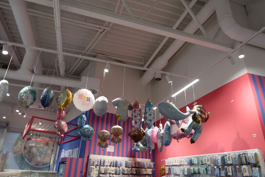 Alle balloner i butikken som er pustet op