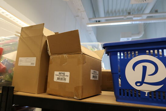 2 stk. lagerreoler med div. Festtilbehør m.m.