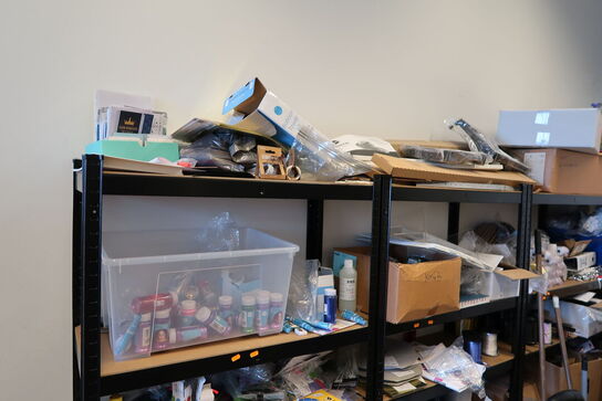 2 stk. lagerreoler med div. Festtilbehør m.m.