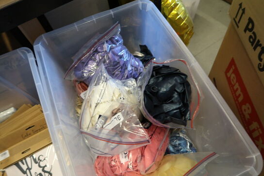 2 stk. kasser med div. Festtilbehør, balloner m.m.