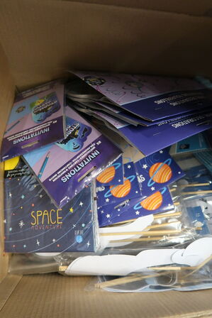 Kasse med div. Festtilbehør