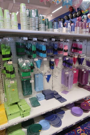 Div. Papkrus, paptallerkner, servietter, sugerør m.m.