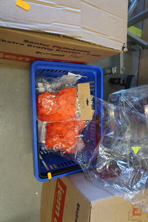 2 stk. kasser med div. Festtilbehør, balloner m.m.