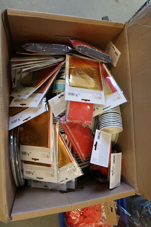 2 stk. kasser med div. Festtilbehør, balloner m.m.