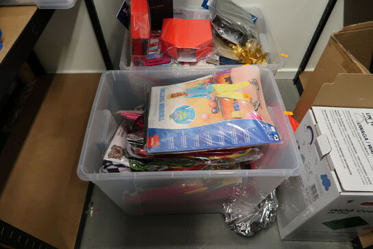 2 stk. kasser med div. Festtilbehør, balloner m.m.