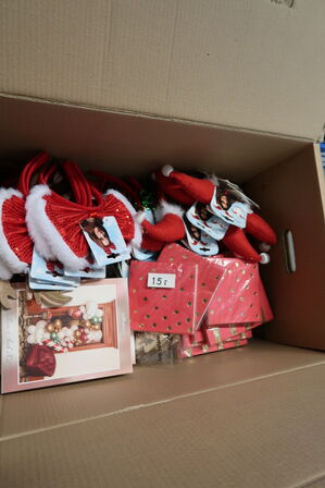 2 stk. kasser med div. Festtilbehør, balloner m.m.