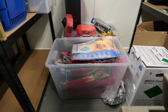 2 stk. kasser med div. Festtilbehør, balloner m.m.