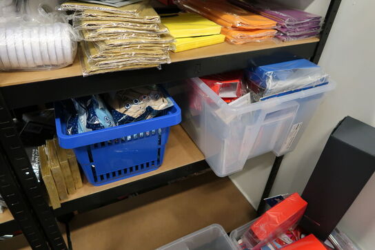 Lagerreol med div. Festtilbehør m.m.