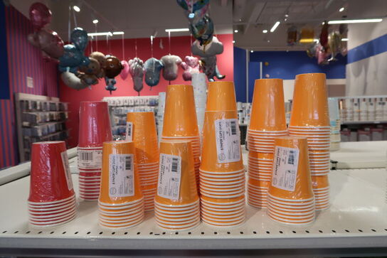 Div. Papkrus, paptallerkner, servietter, sugerør m.m.