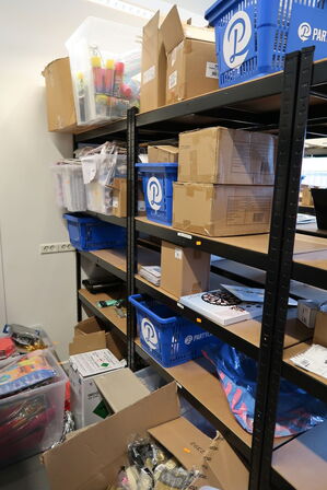 2 stk. lagerreoler med div. Festtilbehør m.m.